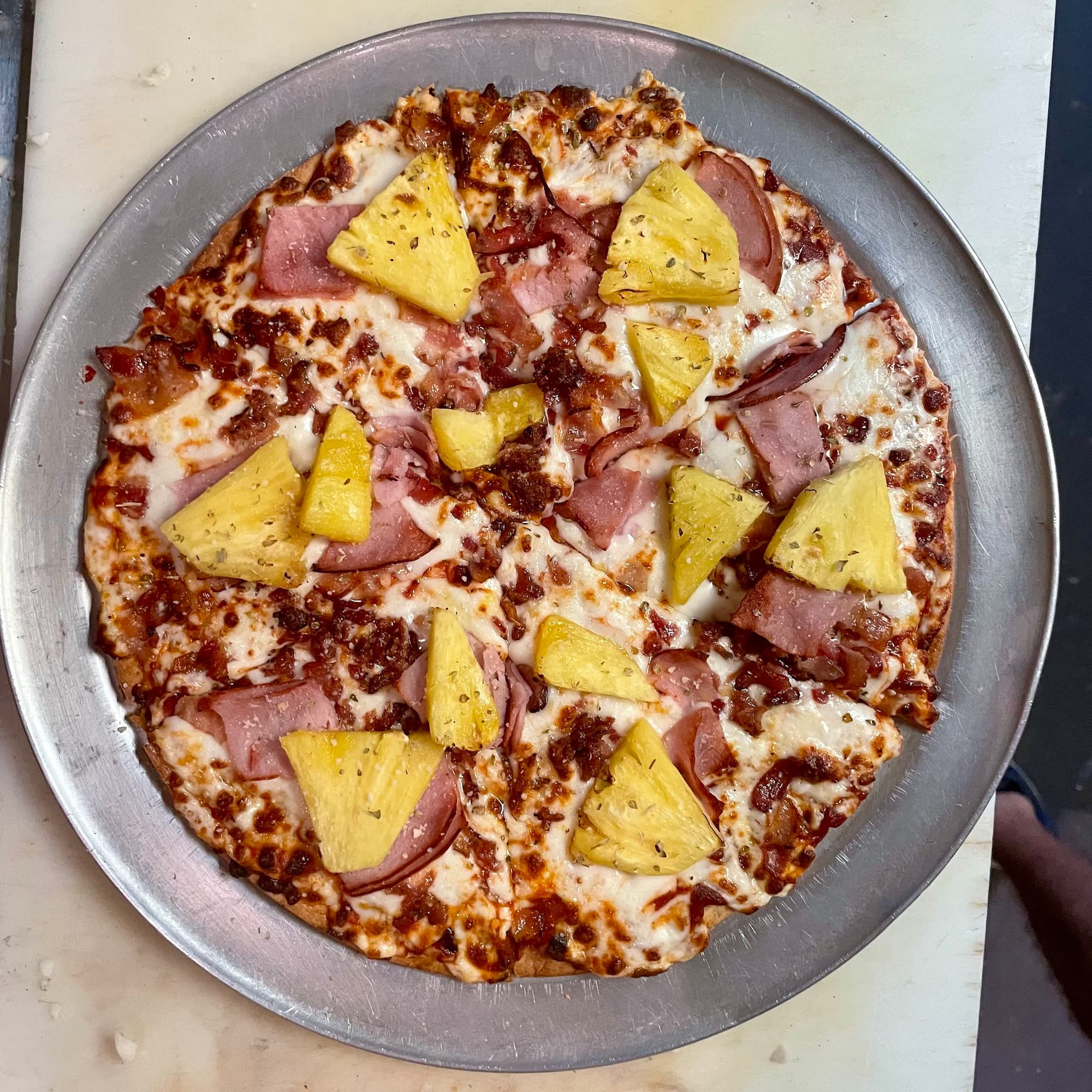 Hiking Hawaii Cafe pineapple pizza